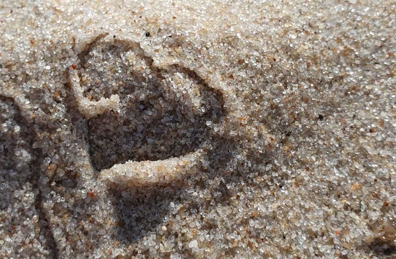 Liilia Link Natürlich geformter Sand in Form eines Herzes